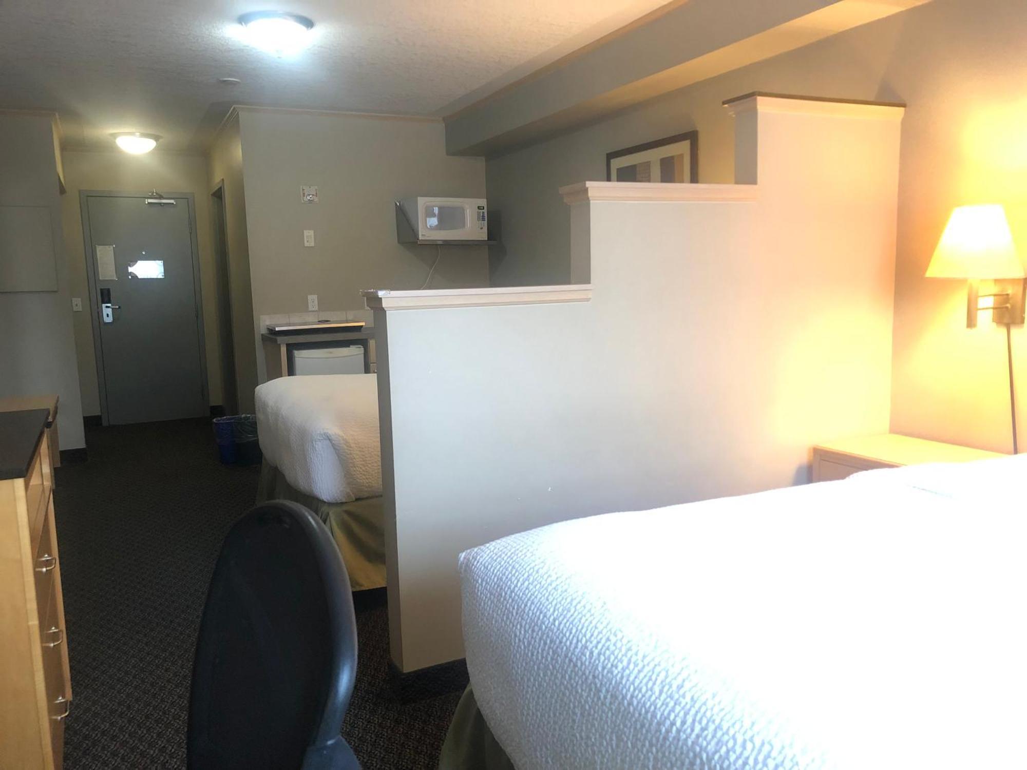 Travelodge By Wyndham Fort Mcmurray Bagian luar foto