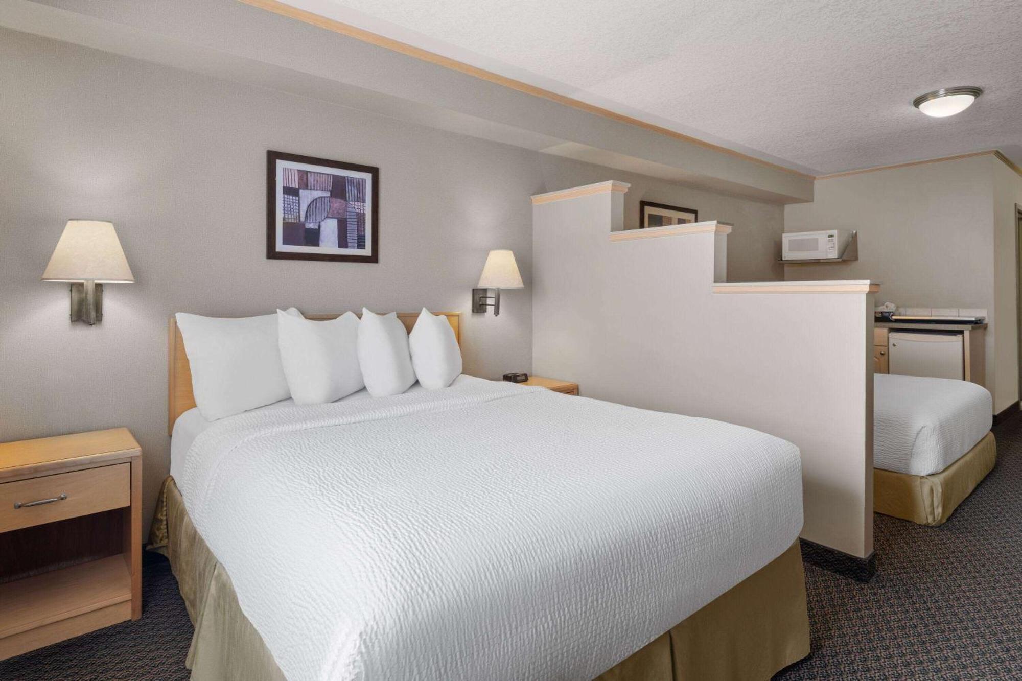 Travelodge By Wyndham Fort Mcmurray Bagian luar foto
