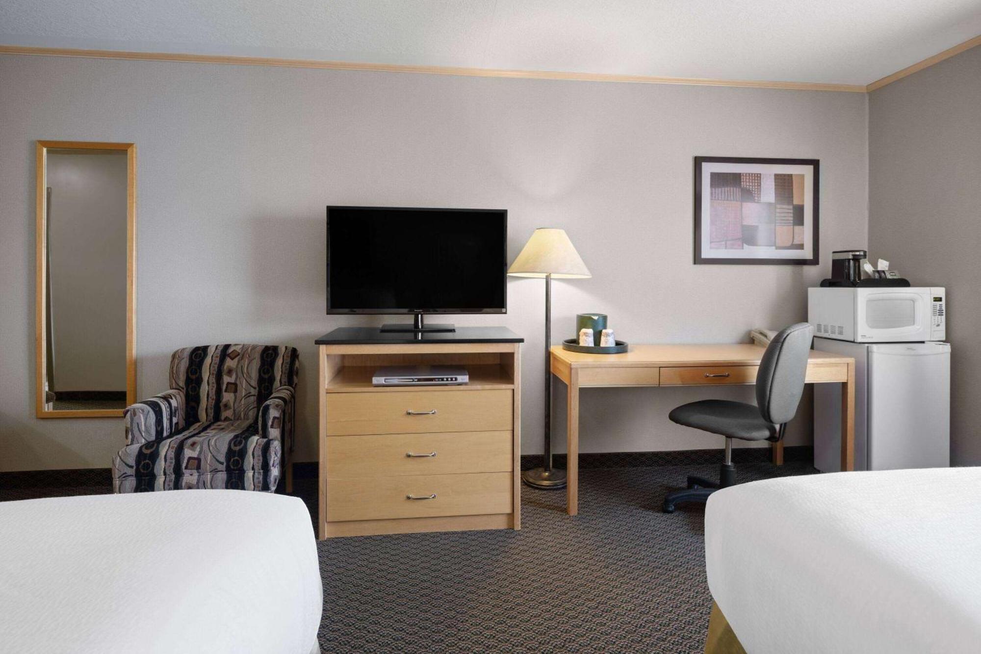 Travelodge By Wyndham Fort Mcmurray Bagian luar foto