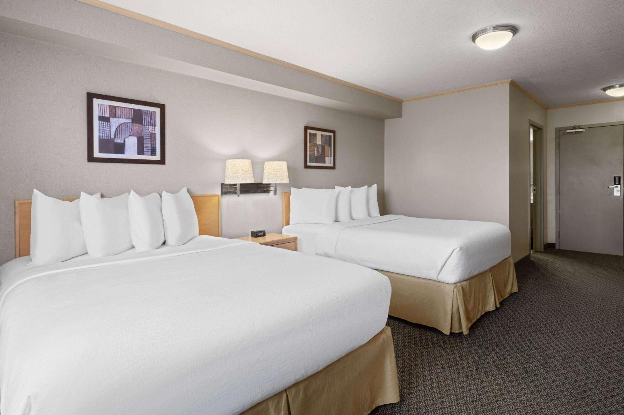 Travelodge By Wyndham Fort Mcmurray Bagian luar foto