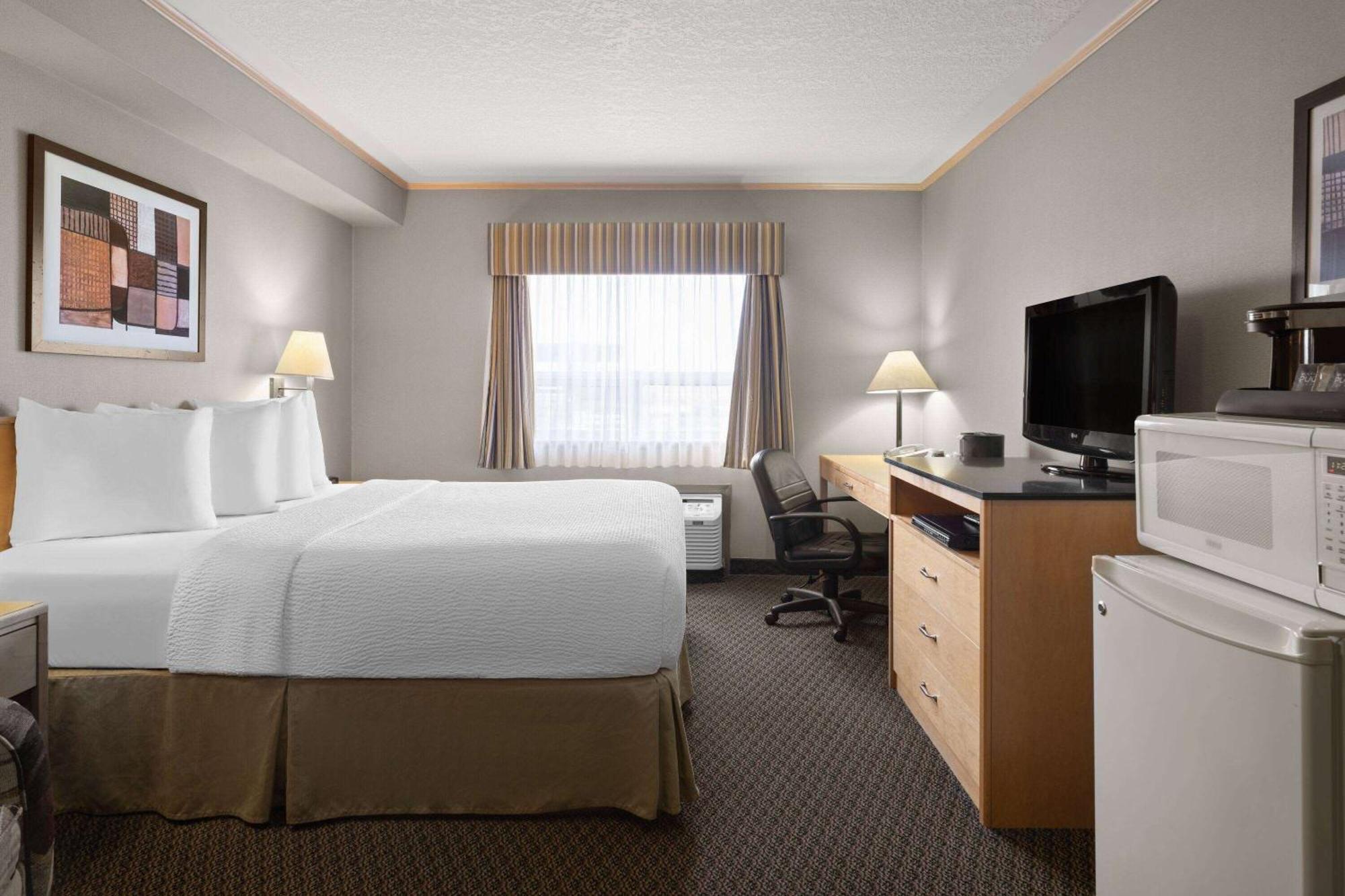 Travelodge By Wyndham Fort Mcmurray Bagian luar foto