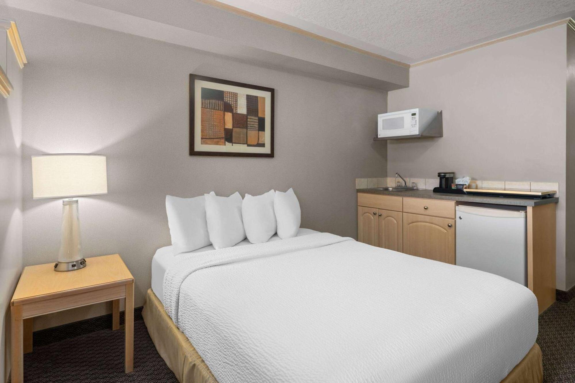 Travelodge By Wyndham Fort Mcmurray Bagian luar foto