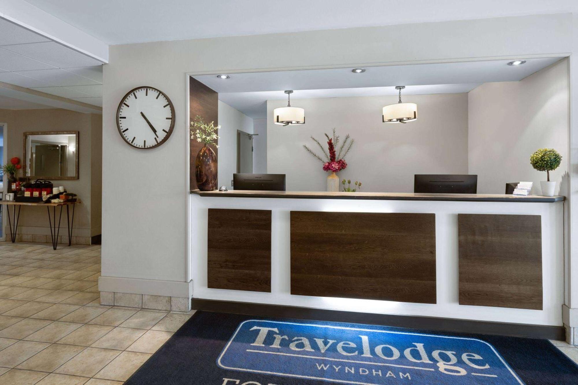 Travelodge By Wyndham Fort Mcmurray Bagian luar foto