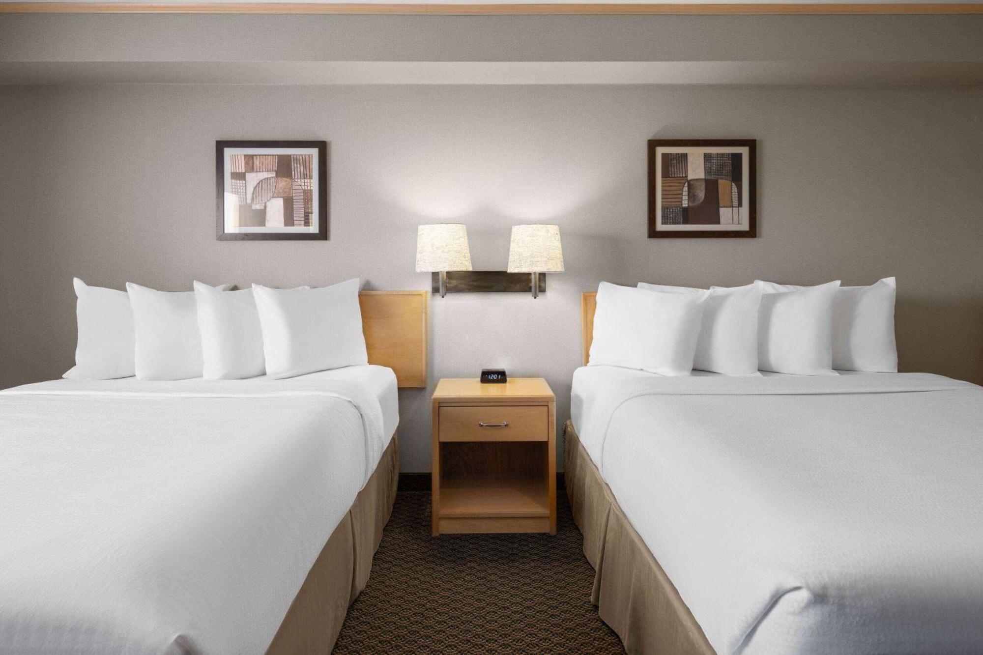 Travelodge By Wyndham Fort Mcmurray Bagian luar foto