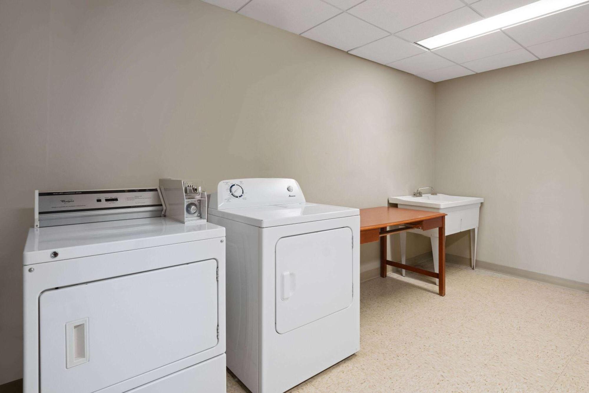 Travelodge By Wyndham Fort Mcmurray Bagian luar foto