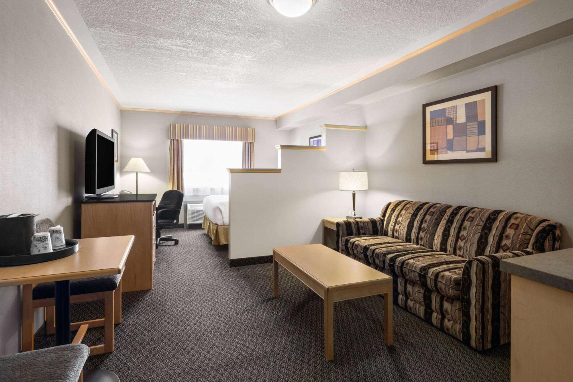 Travelodge By Wyndham Fort Mcmurray Bagian luar foto