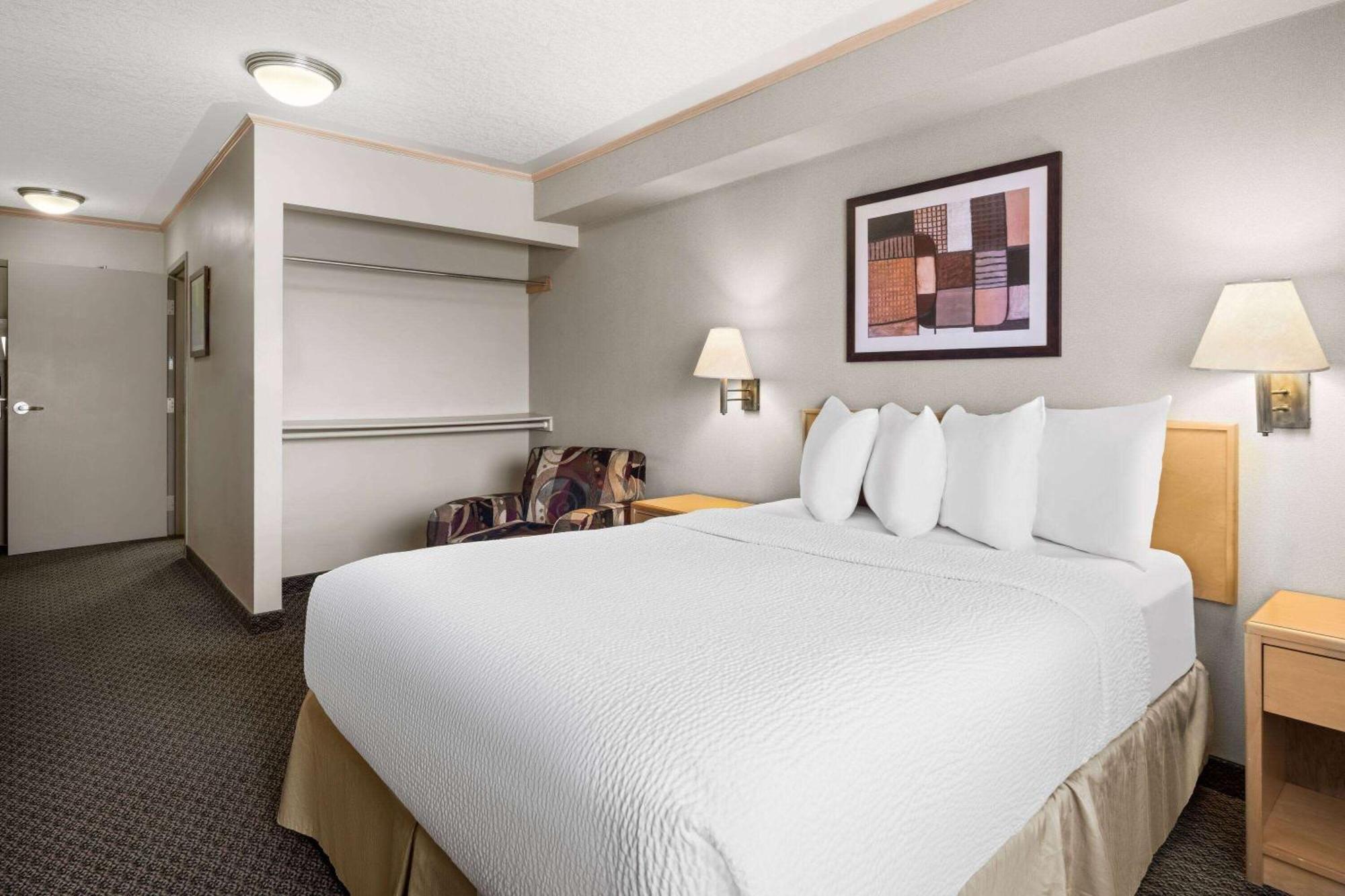 Travelodge By Wyndham Fort Mcmurray Bagian luar foto