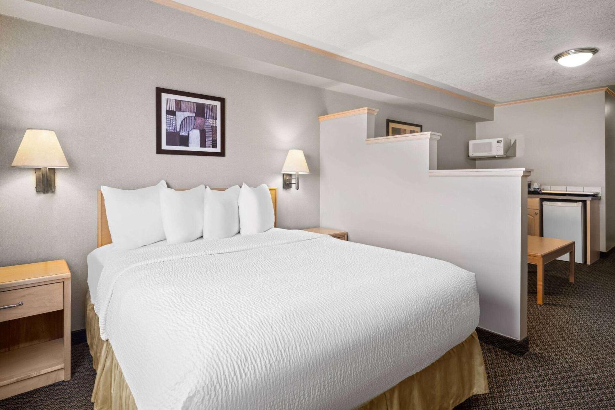 Travelodge By Wyndham Fort Mcmurray Bagian luar foto