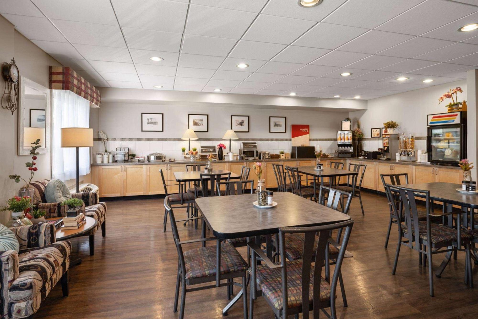Travelodge By Wyndham Fort Mcmurray Bagian luar foto