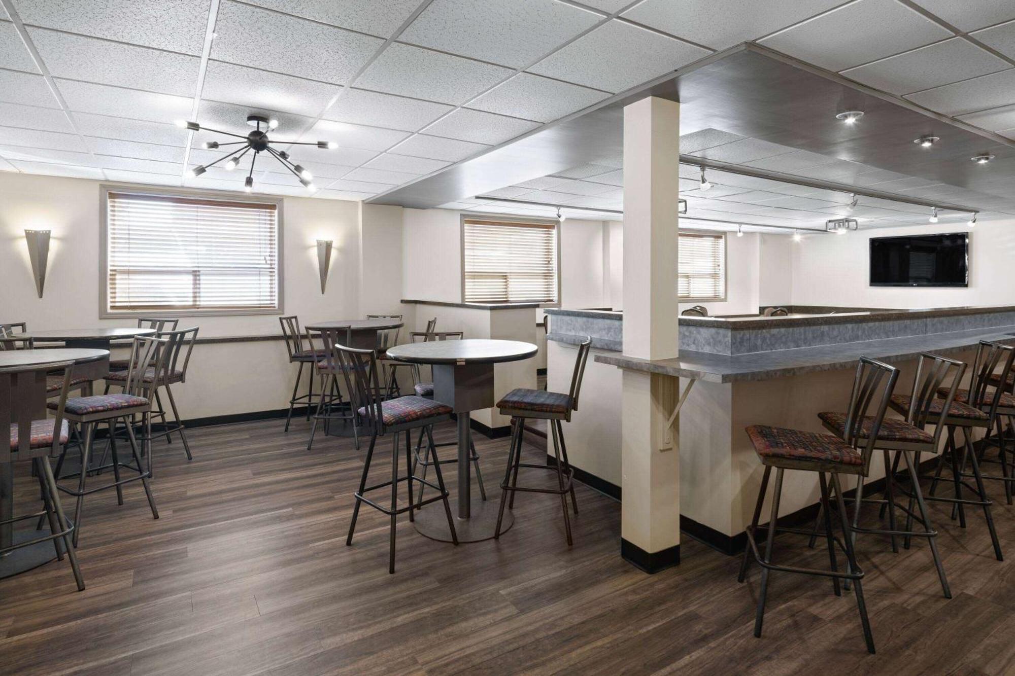 Travelodge By Wyndham Fort Mcmurray Bagian luar foto