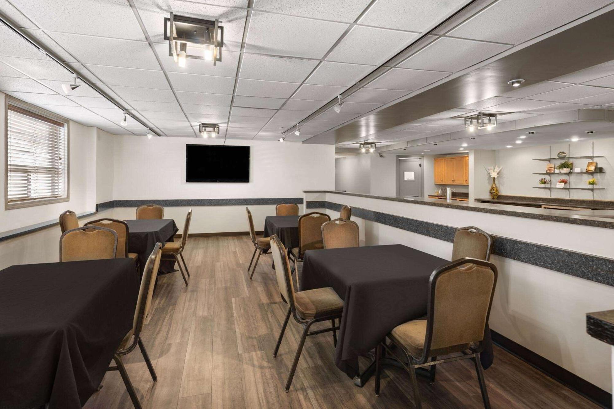 Travelodge By Wyndham Fort Mcmurray Bagian luar foto