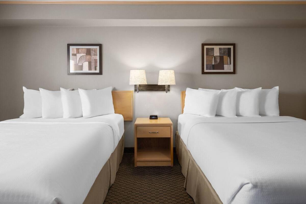Travelodge By Wyndham Fort Mcmurray Bagian luar foto