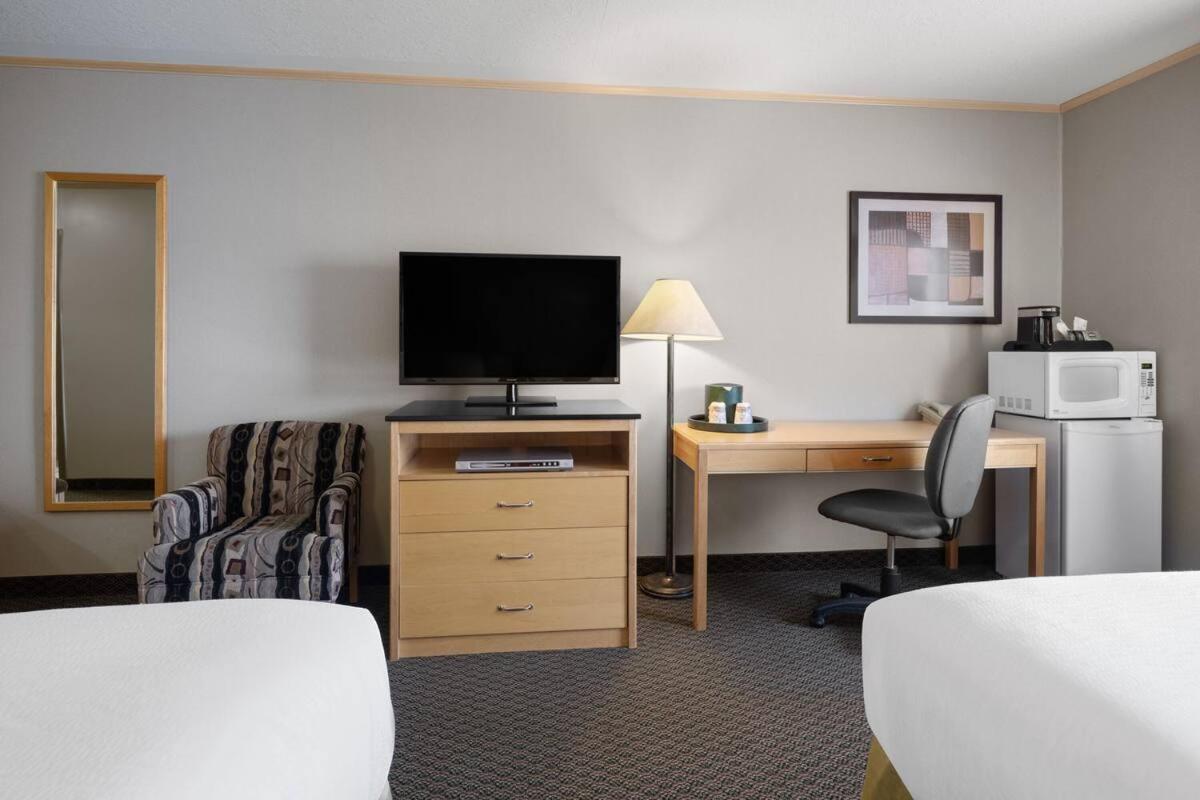 Travelodge By Wyndham Fort Mcmurray Bagian luar foto