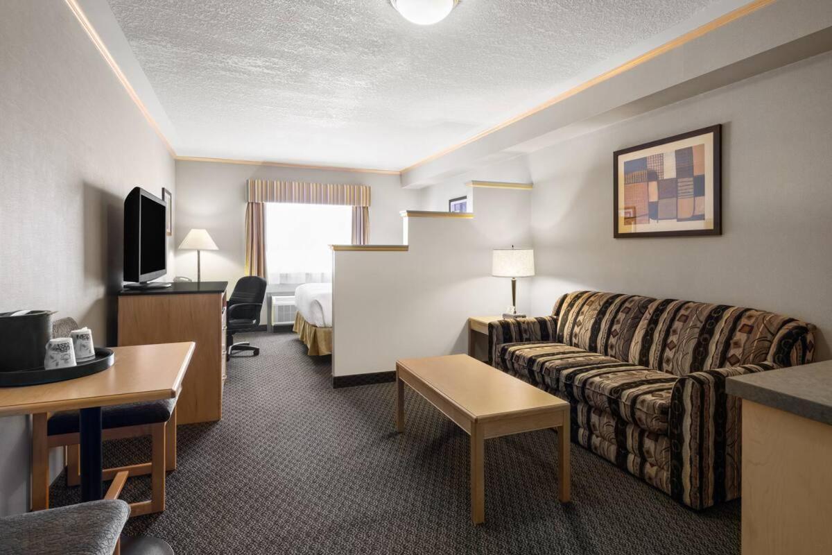 Travelodge By Wyndham Fort Mcmurray Bagian luar foto