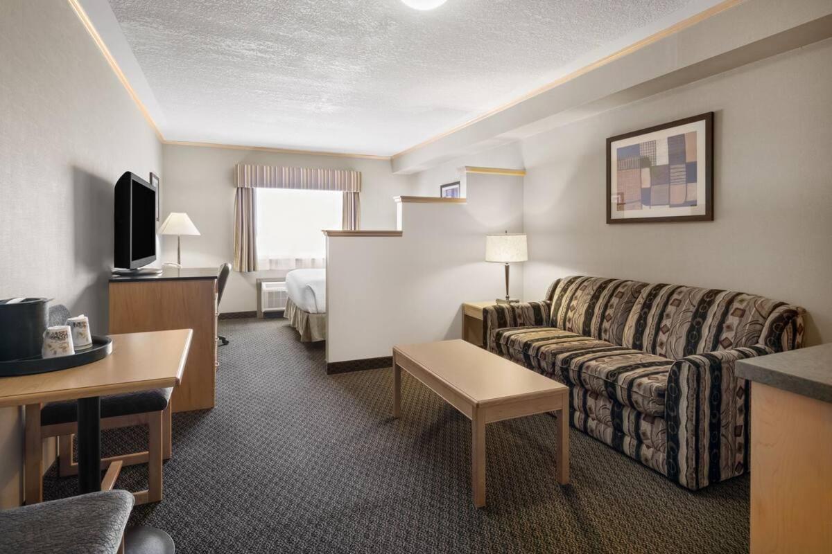 Travelodge By Wyndham Fort Mcmurray Bagian luar foto