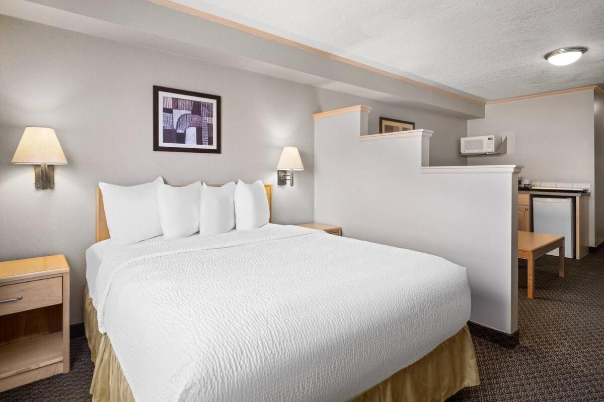 Travelodge By Wyndham Fort Mcmurray Bagian luar foto