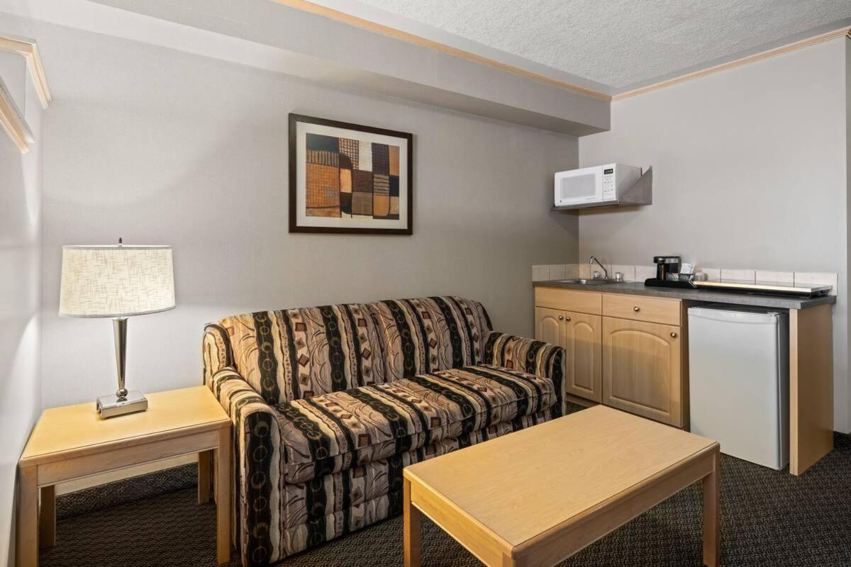 Travelodge By Wyndham Fort Mcmurray Bagian luar foto