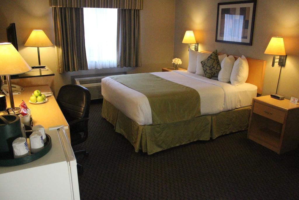 Travelodge By Wyndham Fort Mcmurray Bagian luar foto