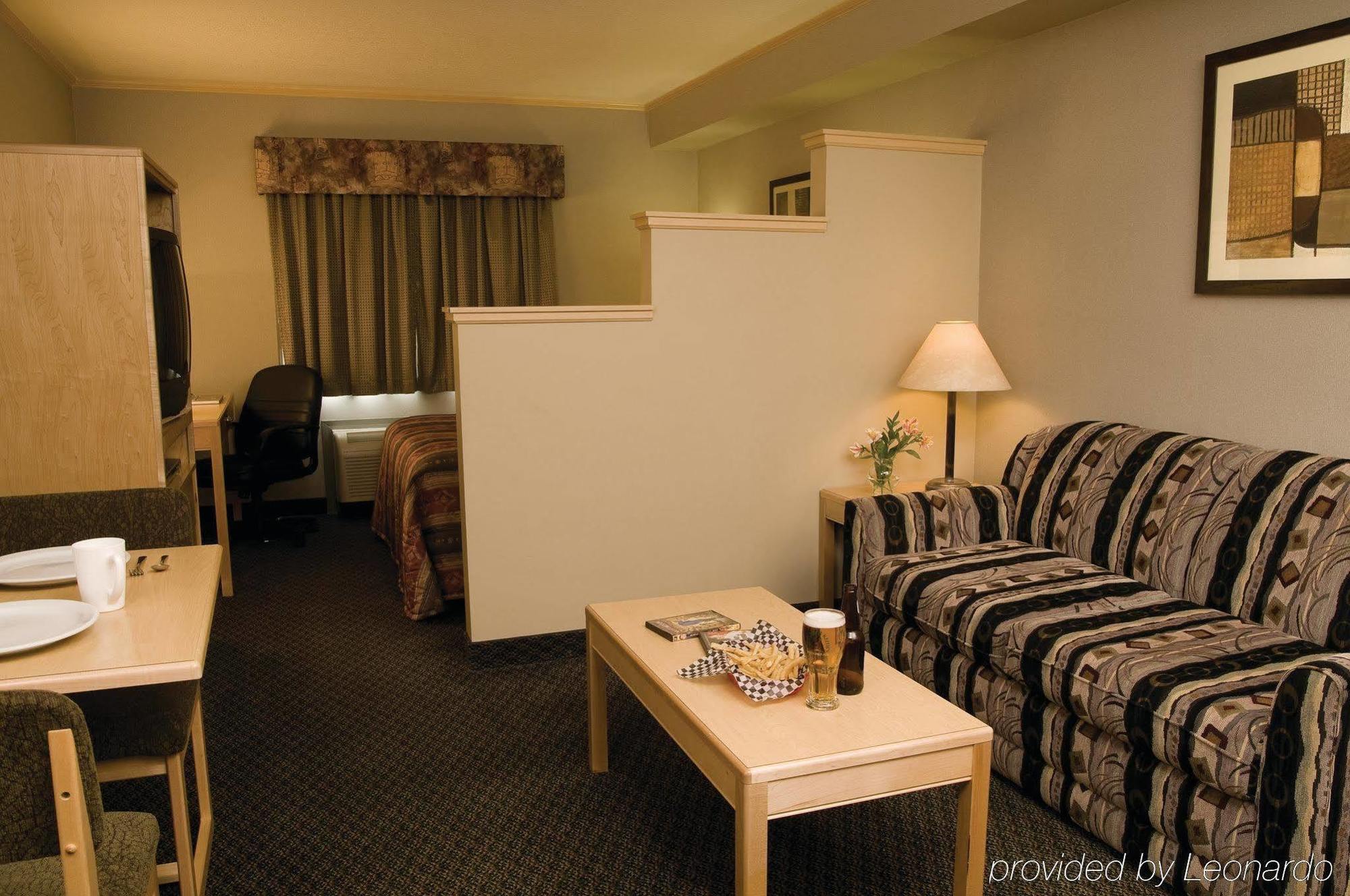 Travelodge By Wyndham Fort Mcmurray Bagian luar foto