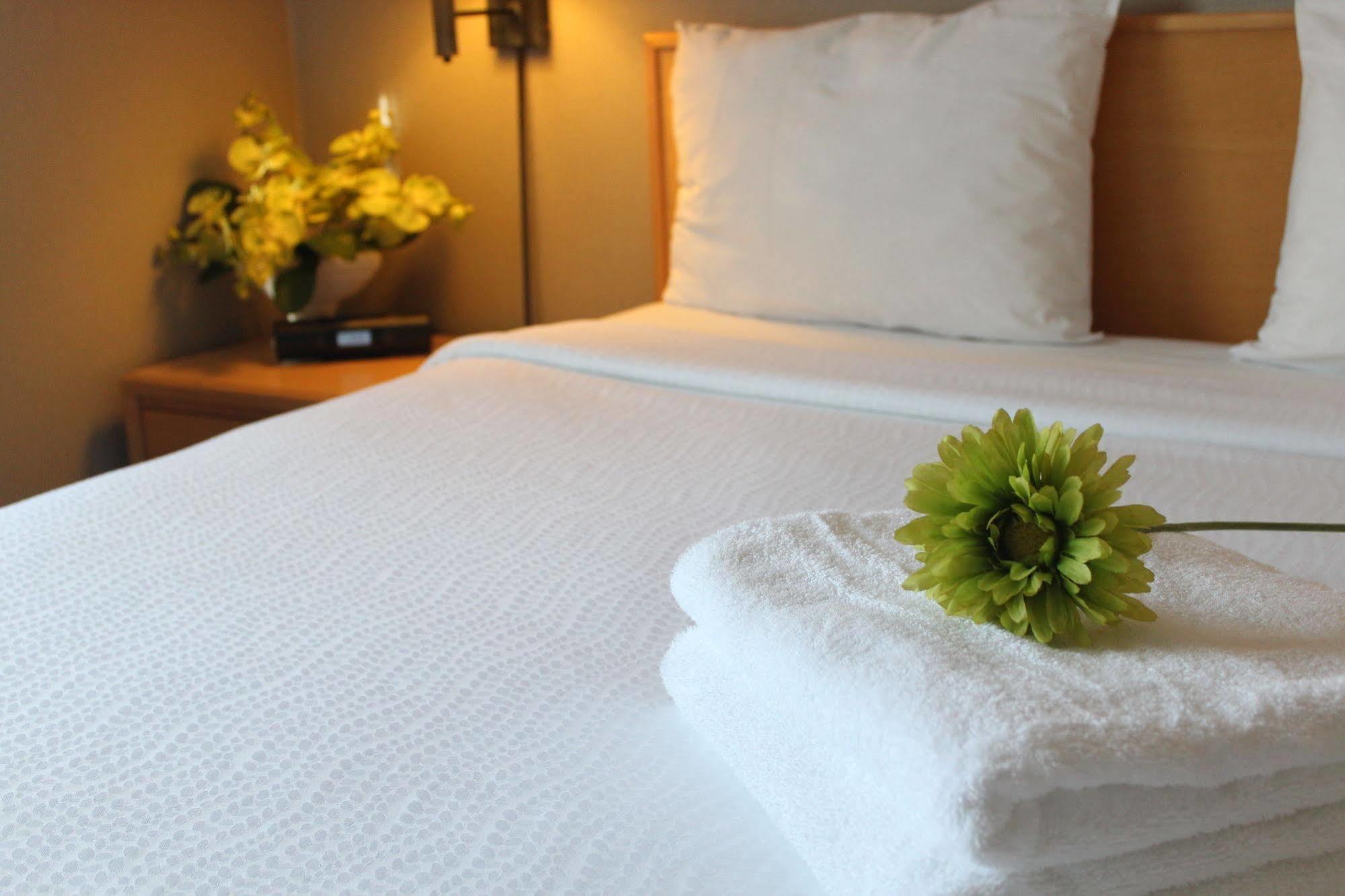 Travelodge By Wyndham Fort Mcmurray Bagian luar foto