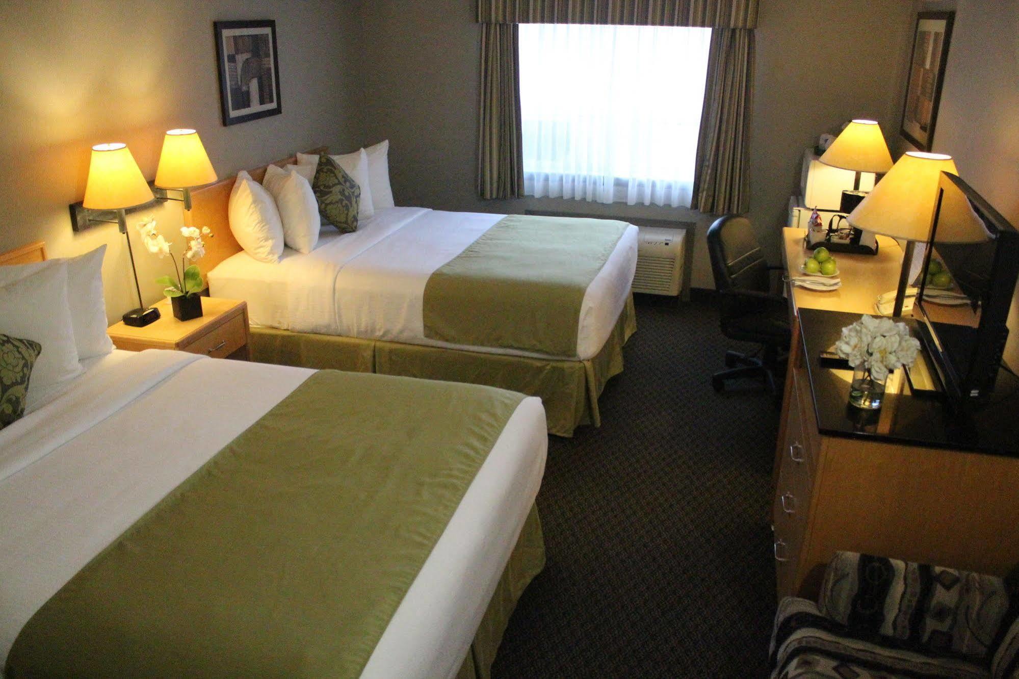 Travelodge By Wyndham Fort Mcmurray Bagian luar foto