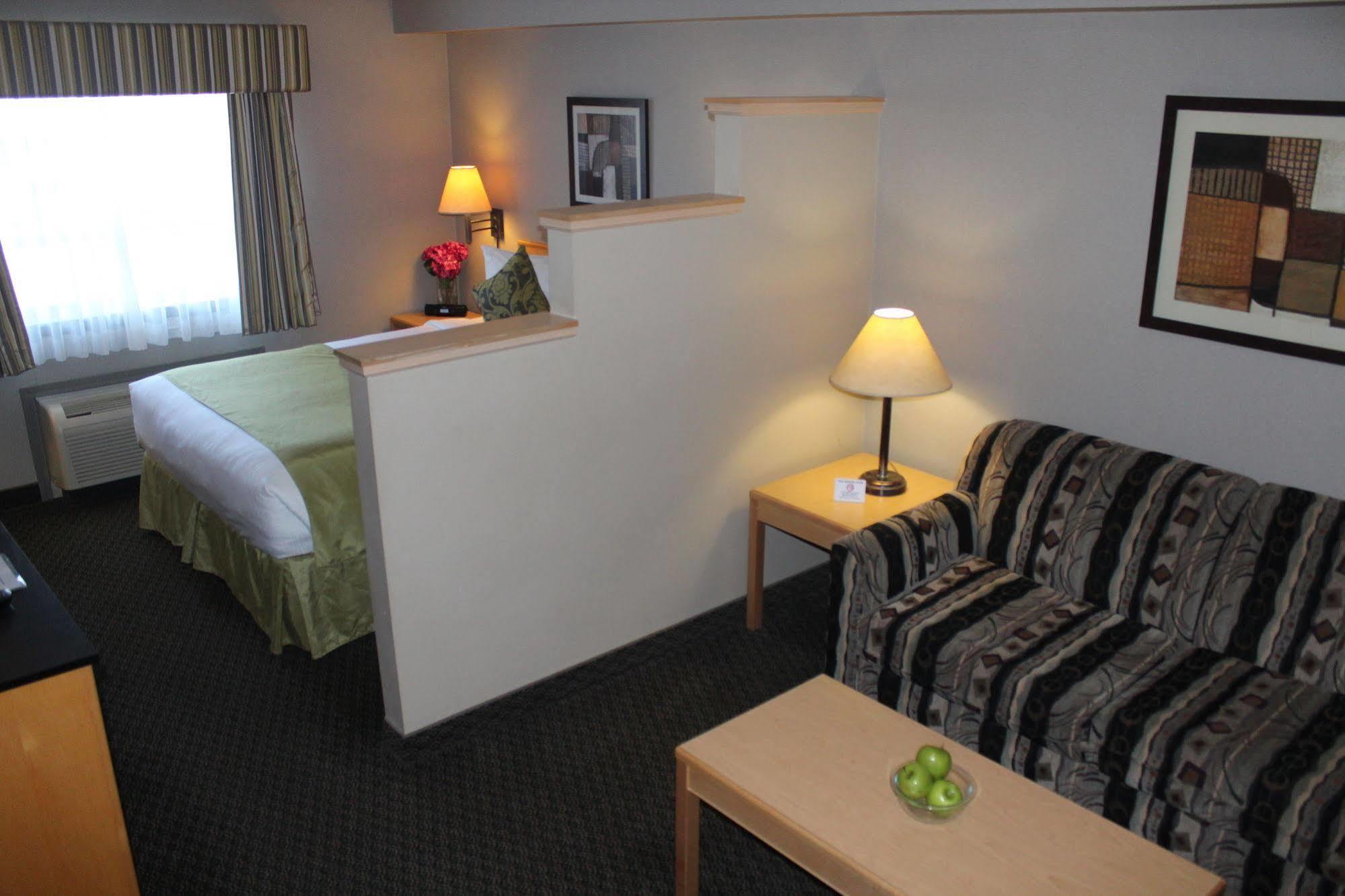 Travelodge By Wyndham Fort Mcmurray Bagian luar foto