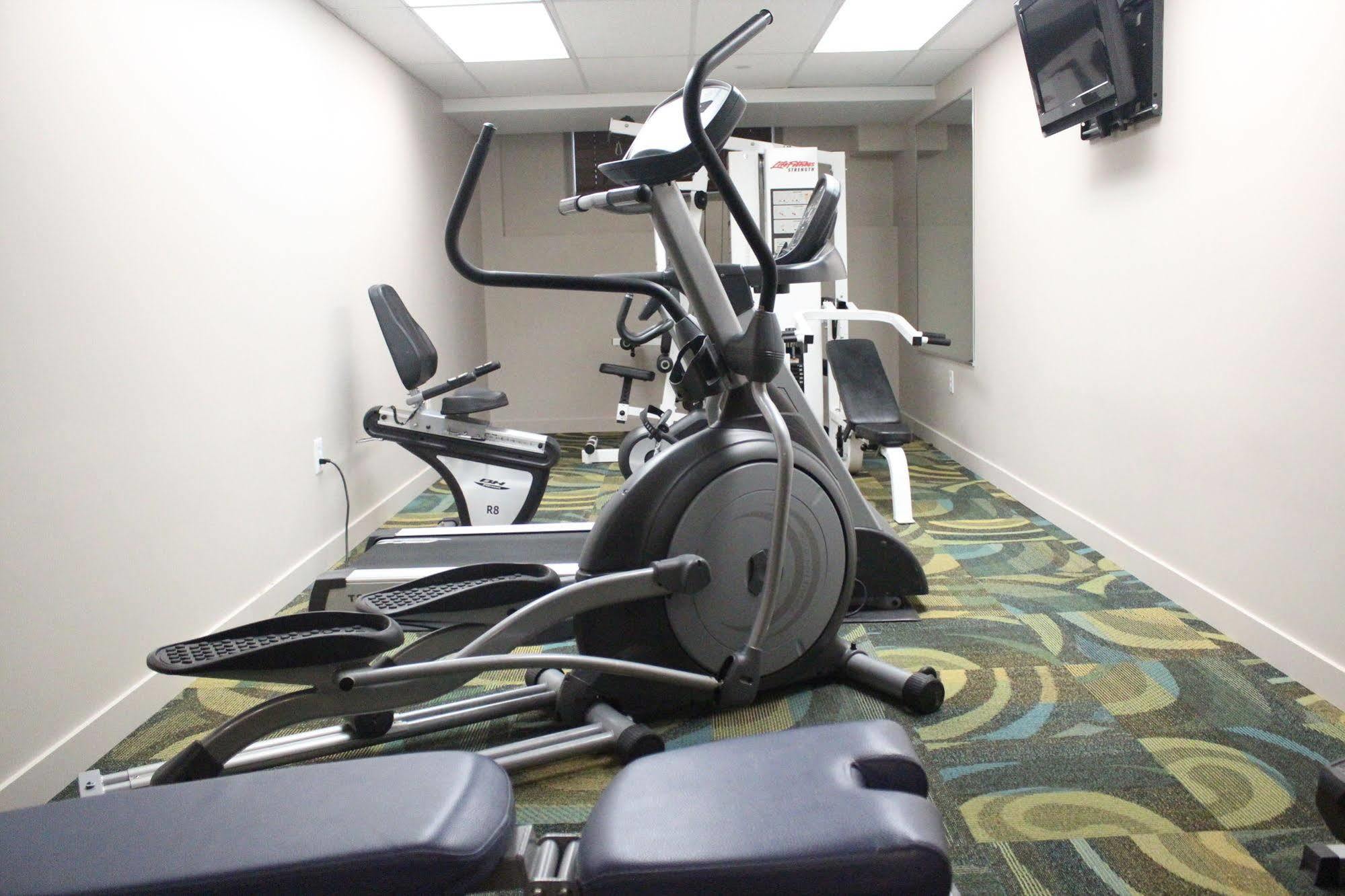 Travelodge By Wyndham Fort Mcmurray Bagian luar foto